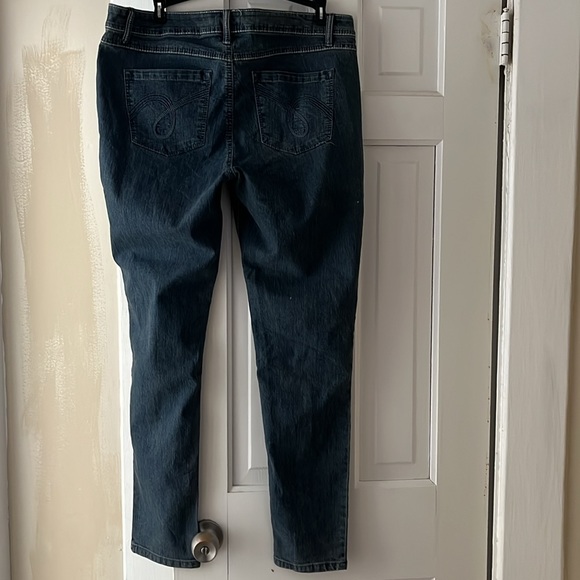 Woman’s Bongo plus jeans size 14 - Picture 2 of 4